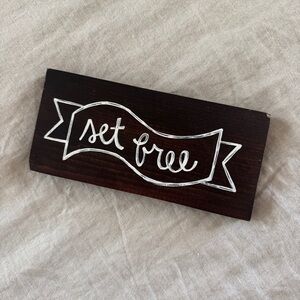 Set Free Wooden Decor Sign